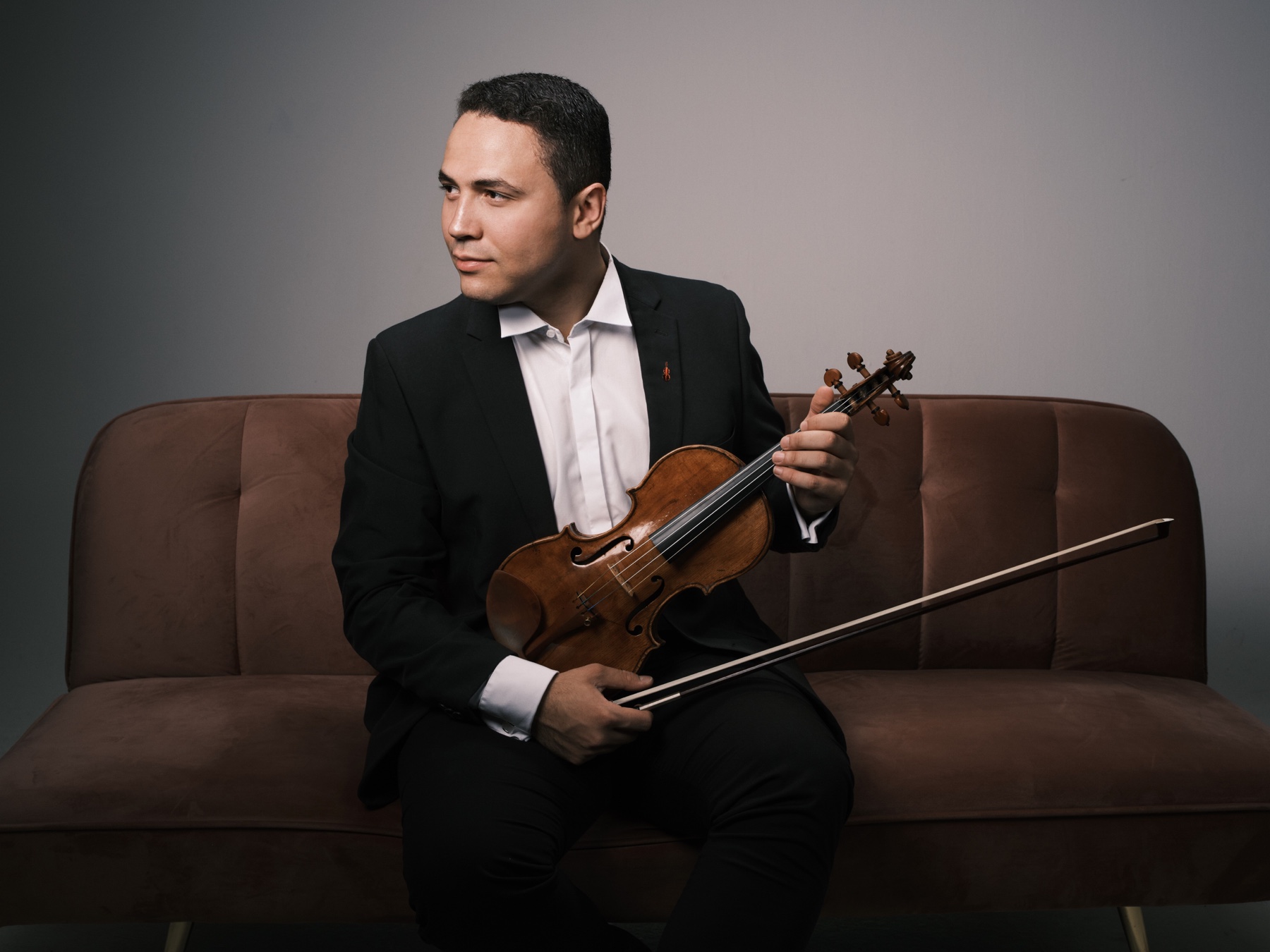 Ocimar Correa Filho seated with his violin