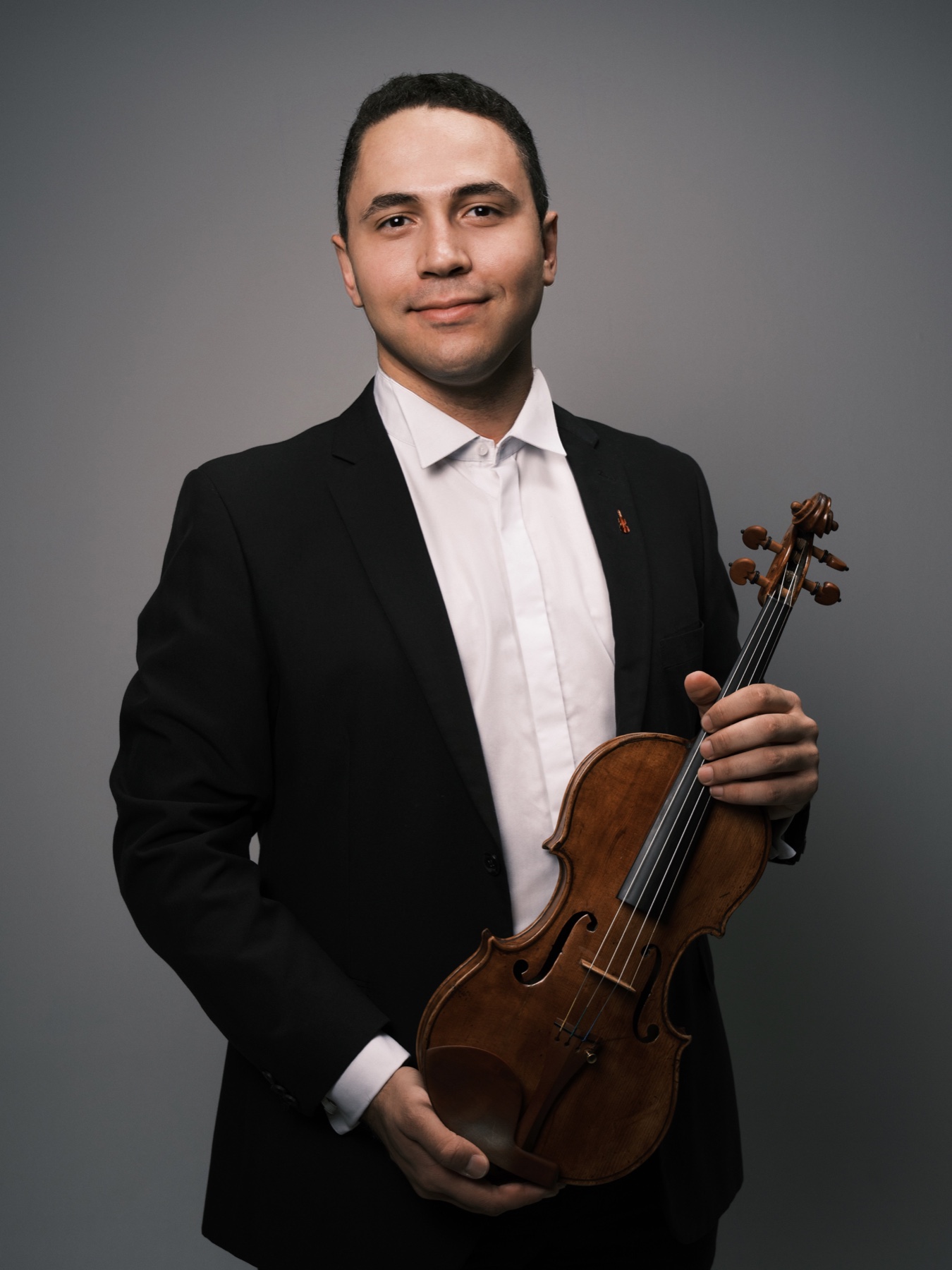 Portrait of Ocimar Correa Filho holding his violin